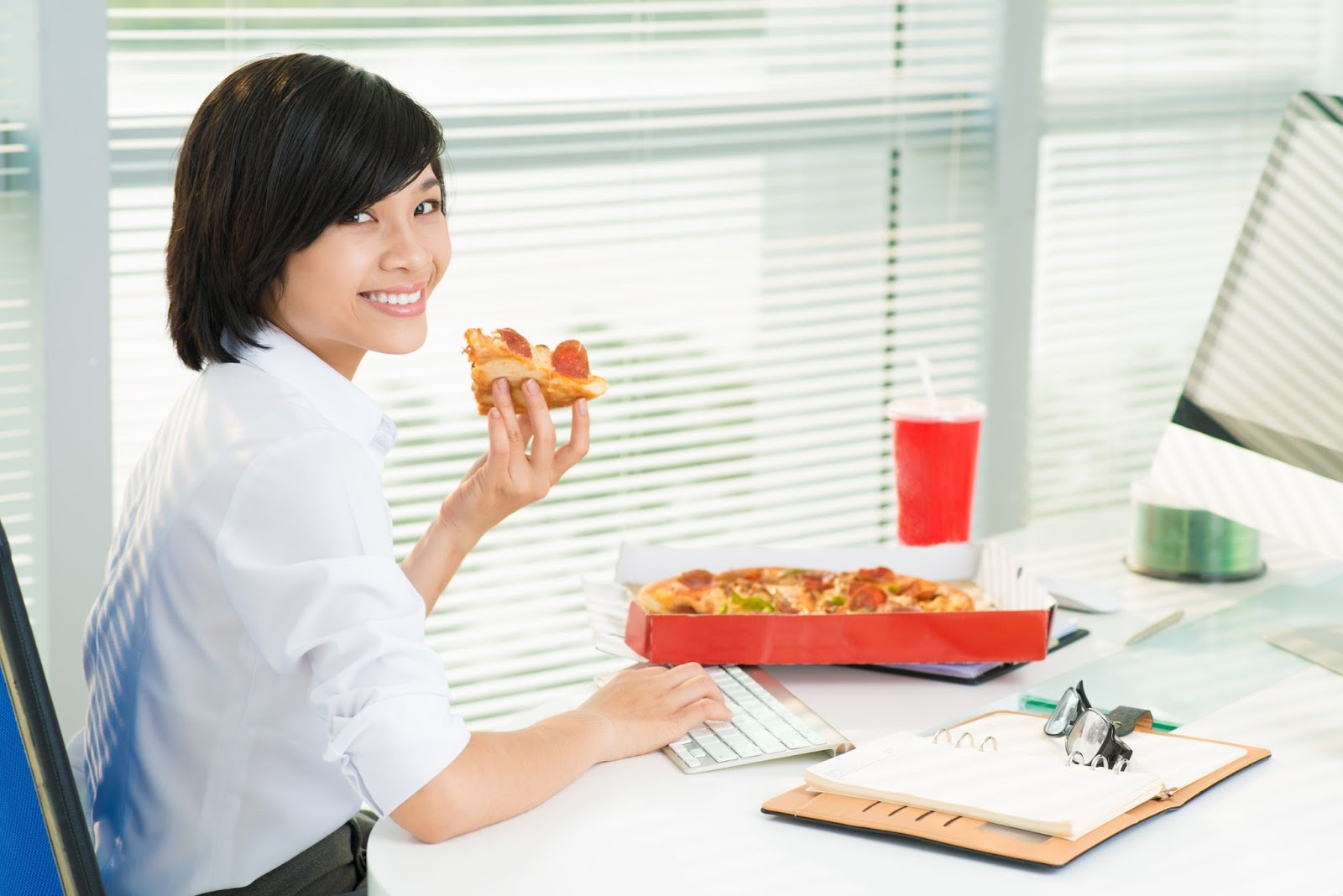 Akibat Fatal dari Keseringan Makan Siang di Meja Kantor