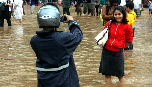 10 Aktifitas Yang Bikin Happy Saat Banjir Melanda Bray!