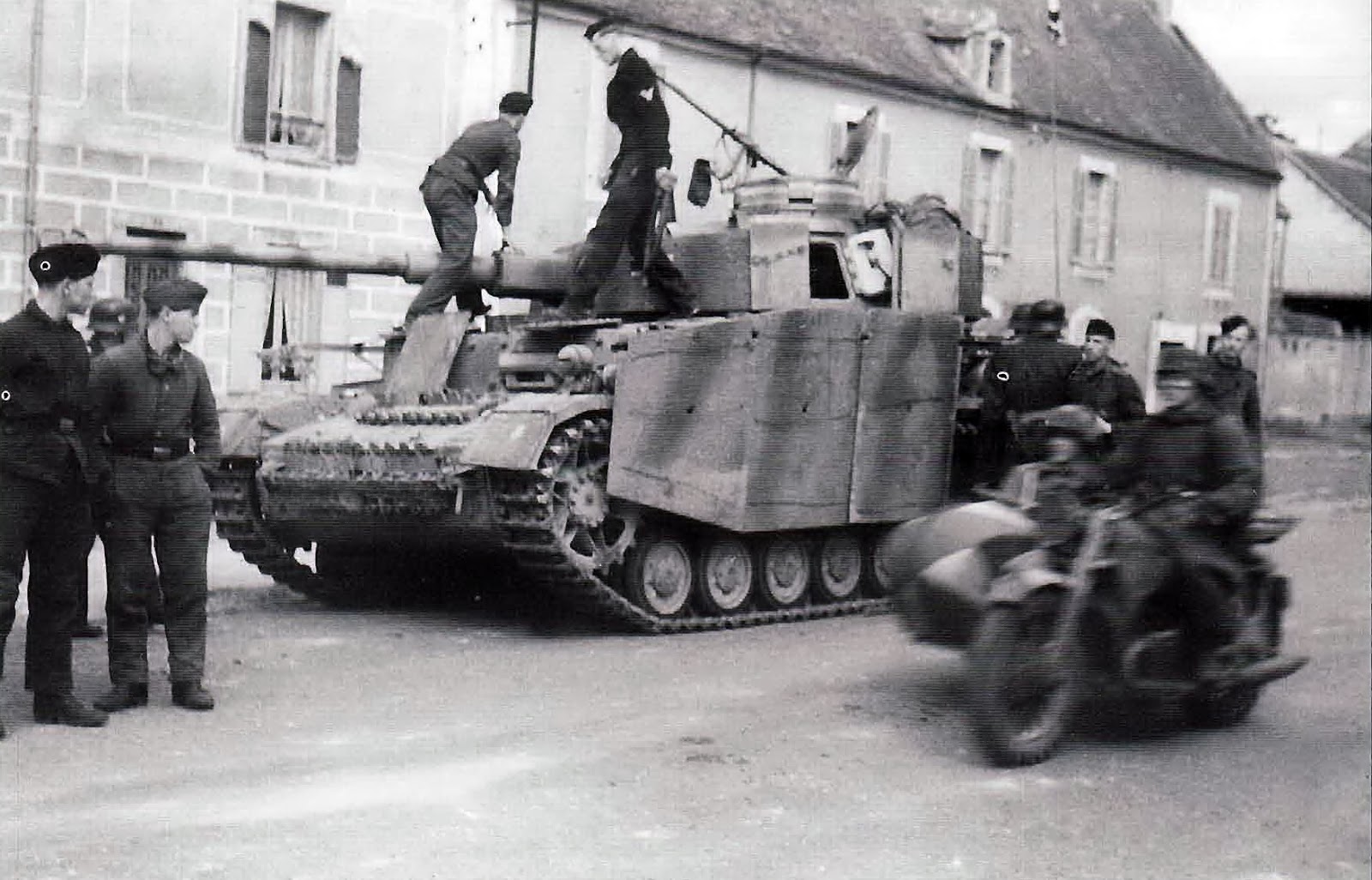 12 танковый. 12 танковая дивизия сс гитлерюгенд. Бат 12 т. 12 танковый. 12 ss panzer division.