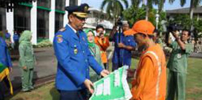 Tukang Sapu Jalanan Dapat Hadiah Umroh