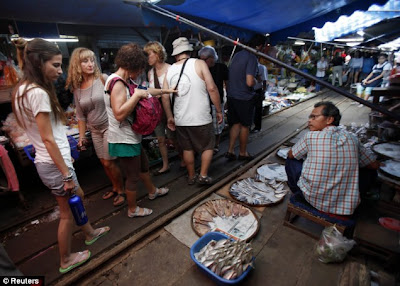 Maeklong: Pasar yang Bisa Membuat Nyawa Anda Melayang