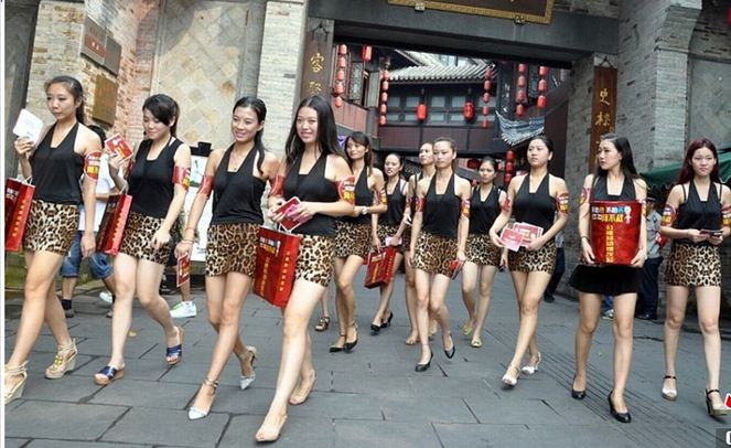 Gadis-Gadis Cantik Leopard Pungut Sampah 