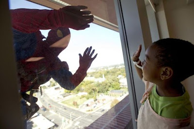 Saat Superhero Menjadi Petugas Kebersihan Demi Mereka