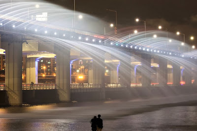 Air Mancur Indah di Jembatan Seoul 