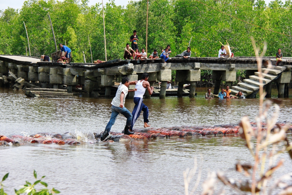 Lomba Lari Unik Diatas Tual Sagu