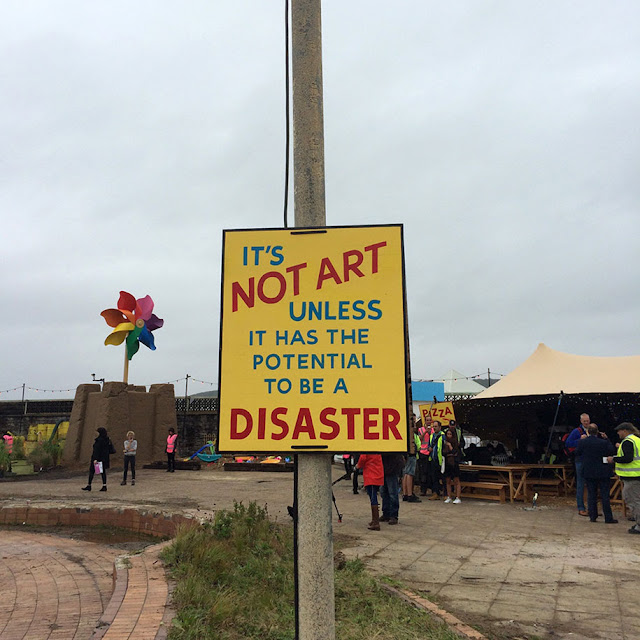 Inilah Taman Bermain Dismaland ketika DIsneyland Berubah menjadi tempat yang suram