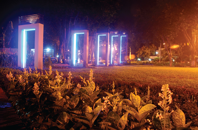 Datang ke Taman Bungkul, Jokowi Disapa Hangat Warga Surabaya 