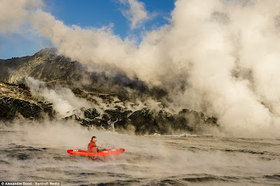 &#91;Must See&#93; Ekstrim, Mendayung Perahu di Antara Lelehan Lava