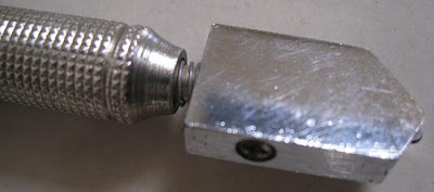 cara-memecahkan-kaca-jendela-mobil-hanya-dengan-jari