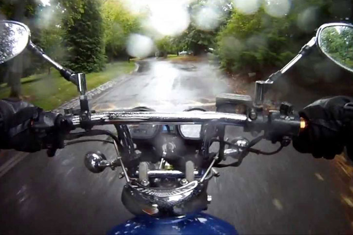 Jangan Sampe Nyesel, Ini tips aman dan nyaman berkendara motor dibawah guyuran hujan.