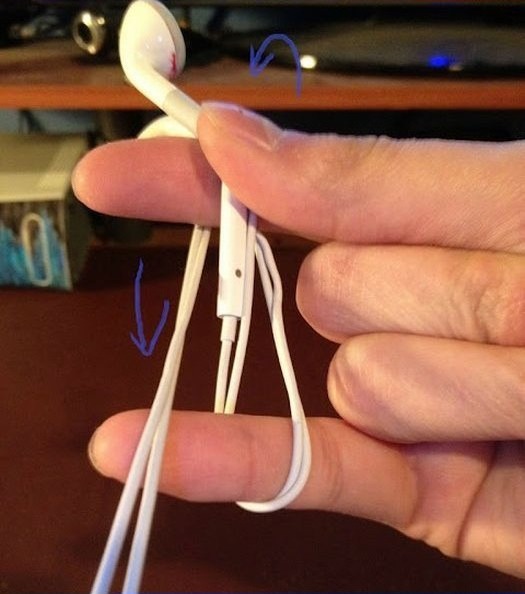 Cara Simpel mengikat Earphone supaya Nggak terbelit-belit