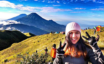 Kamu Jomblo? Main Yuk Ke Gunung Prau, Surganya Para Pendaki Cantik