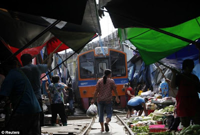 Maeklong: Pasar yang Bisa Membuat Nyawa Anda Melayang