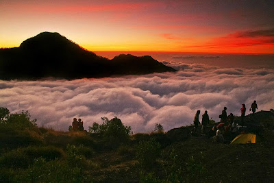 Petualang Sejati? Dakilah Rinjani!