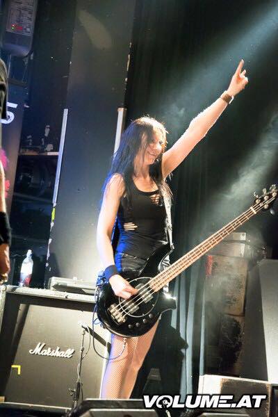 &#91;Pict&#93; Bassist Metal Cewek asal Austria, Carmen Mayer