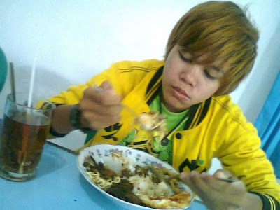 Memalukan..!! Photo Justin Beber Lagi Makan di (.....)