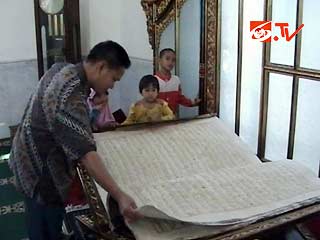 Alquran raksasa 200 kg bertinta emas ada di Solo, usia 200 tahun