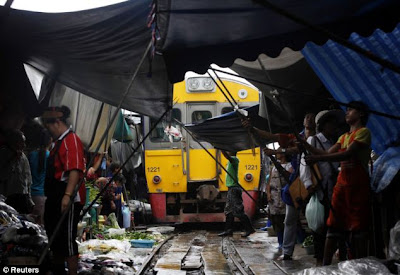 Maeklong: Pasar yang Bisa Membuat Nyawa Anda Melayang