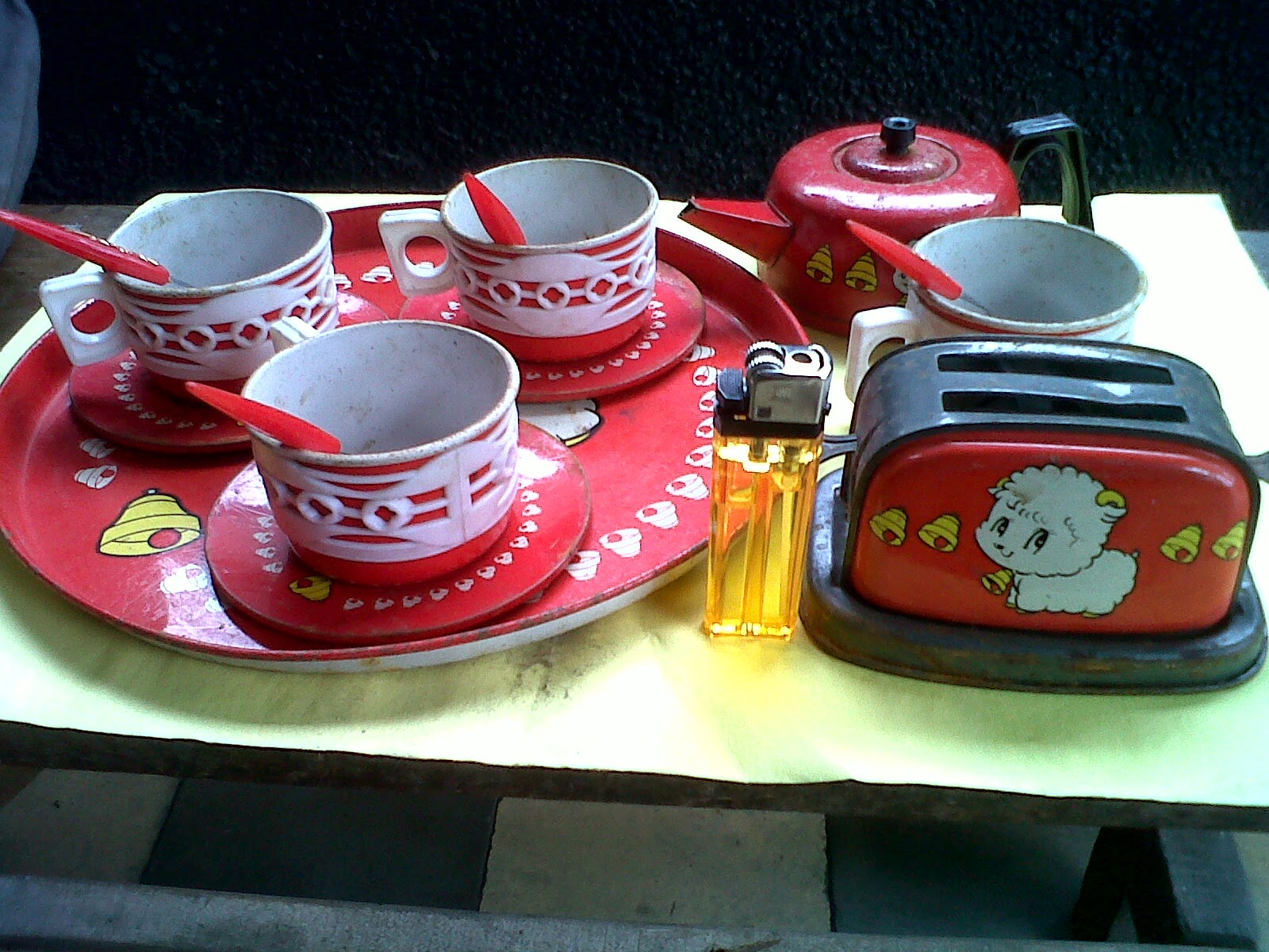 tin toys set gelas