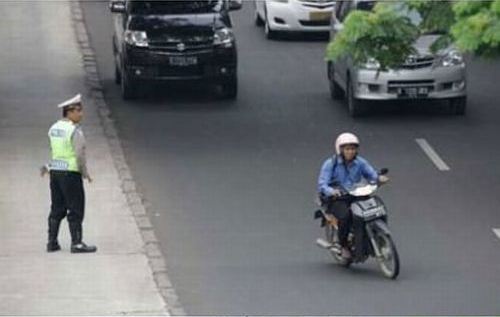 Aksi Gokil Seorang Bapak Melarikan Diri dari Ditilang Pak POLISI