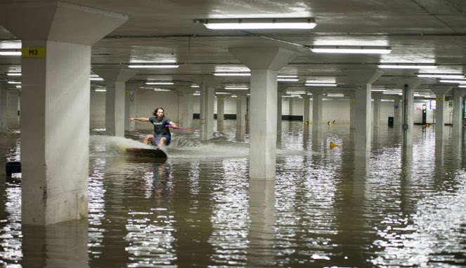 Foto Unik Akibat Banjir di Inggris