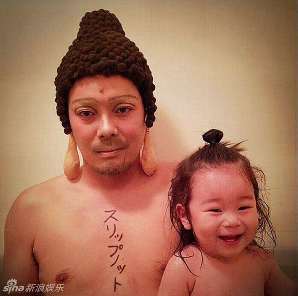 Lucunya Foto Selfie Papa Yang Menirukan Tokoh Populer Bersama Anaknya Dikamar Mandi