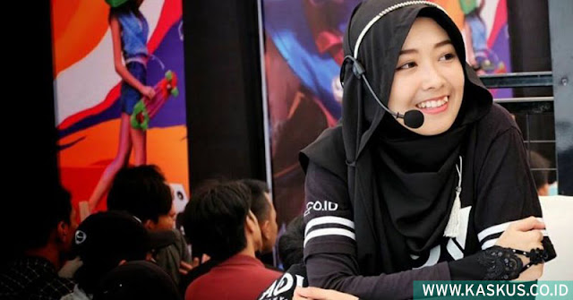 Ini Gan Artis Wanita Yang Suka Bermain Game Online - BagudungCom