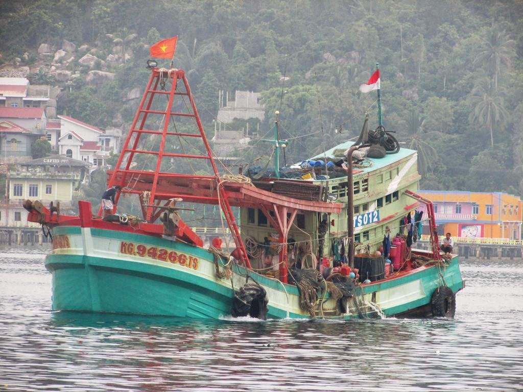 &#91;PANASBUNG ANTI KLIMAKS&#93; Boom! Kapal Pencuri Ikan Diledakkan