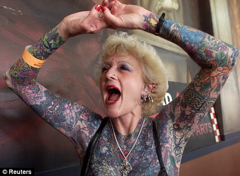 Nenek 75 Tahun Pemegang Rekor Tattoo Terbanyak