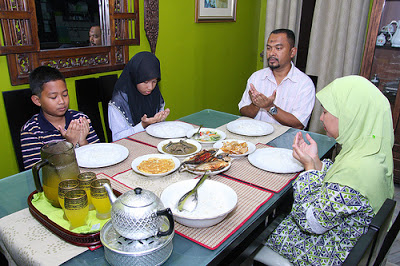 Nih, 5 Tanda Kalau Warung Makan Pake Penglaris. Pernah Nemuin Gak?