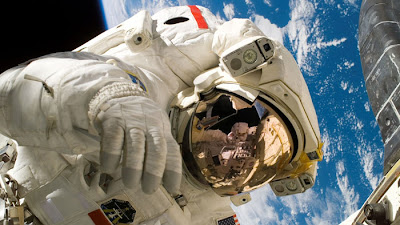 fakta-pentingnya-baju-astronot-di-luar-angkasa