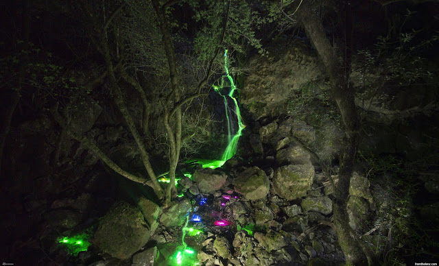 Foto air terjun yang menyala