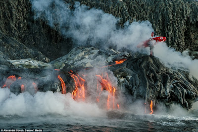 &#91;Must See&#93; Ekstrim, Mendayung Perahu di Antara Lelehan Lava