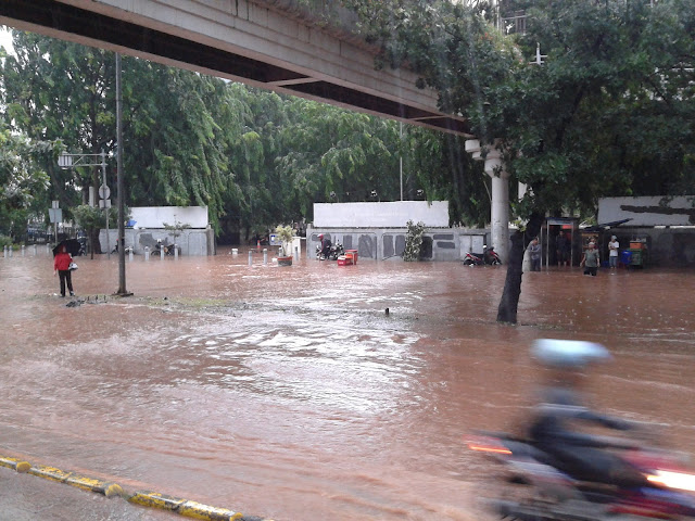 Foto-foto Banjir di Jalan Sudirman Jakarta Pusat