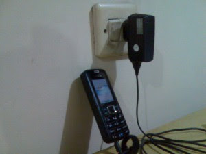 Menggunakan Handphone Saat di Charge Apa Berbahaya?