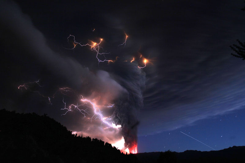 Volcanic Lightning, fenomena petir di atas letusan gunung berapi :cool