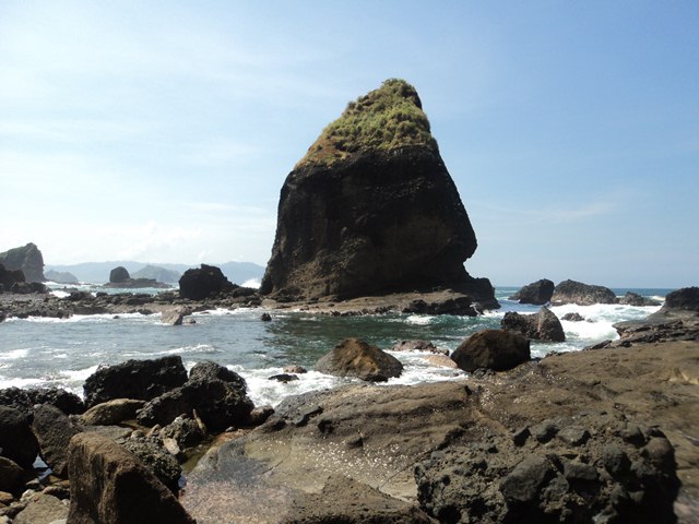 &#91;Travelista&#93; Tanjung Papuma Jember: Eksotisme Pantai Selatan di Kota Tembakau