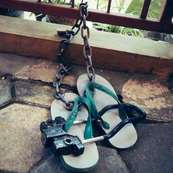 Tiru 9 Trik Ala 'James Bond' Ini Buat Menyelamatkan Sandal Saat Jumatan