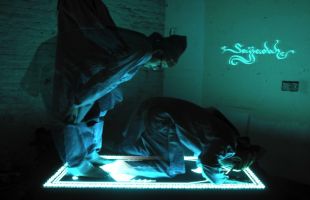 Sajadah ini menyala ketika menghadap kiblat!