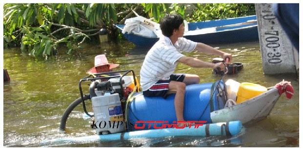 (PICT) Nih dia kendaraan anti banjir di Thailand dijamin NGAKAKAK