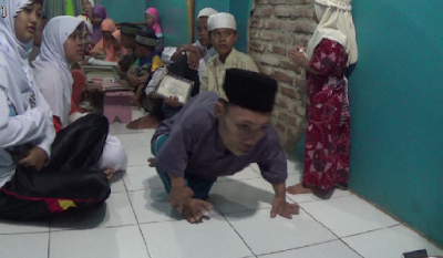 Ustad Ini Berjalan Merangkak Untuk Beri Pelajaran Baca Al Quran Pada Anak-anak