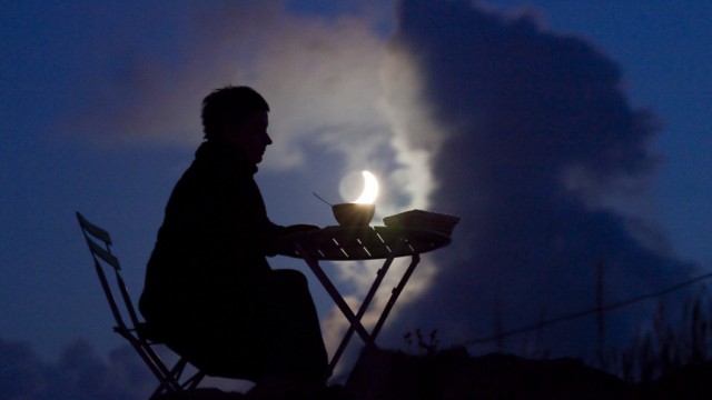 Karya Foto Bulan Yang Unik Dan Keren