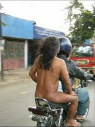 Astaga, Bule Cantik Topless Sambil Naik Motor di Bali