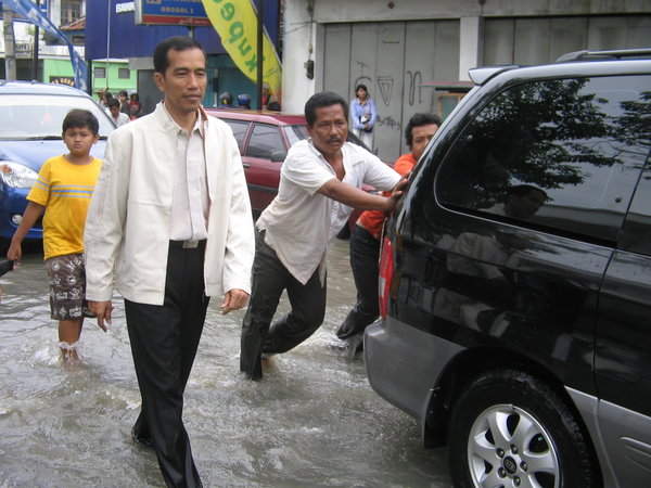 &#91;Nyesel pasti jokowi dialog sama MAHASISWA&#93;Dituding Pencitraan,Jokowi: Salahkan Media