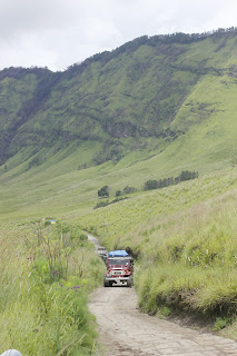 Perbandingan Bromo Musim Kemarau dengan Musim Penghujan