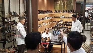 Dikerumuni Pengunjung Mantos, Jokowi Beli Sepatu Berdiskon