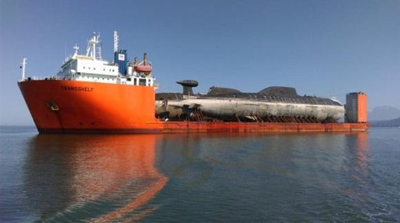 Foto: Kapal Selam Nuklir Rusia Diangkut Kapal Kargo