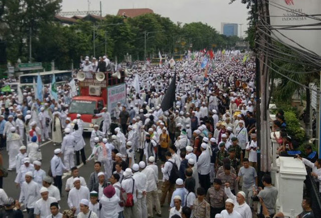 Inilah Foto-foto Ratusan Ribu Umat Islam Hadiri "Aksi Bela Islam"