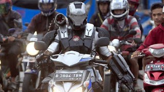 Cerita 'superhero' naik motor: Menangis di balik topeng