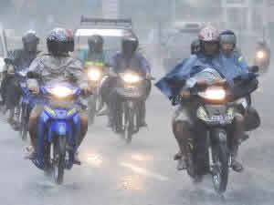 Penting Gan! Tips Mengendarai Motor di Musim Hujan